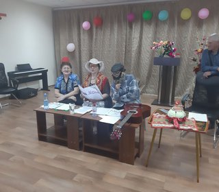 Творческий коллектив Захаровой Светланы Дмитриевны в гостях у Саяногорского геронтологического отделения