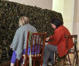 Акция #МЫВМЕСТЕ сотрудники плетут маскировочные сети для участников СВО