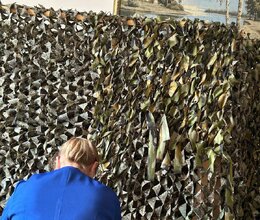 Акция #МЫВМЕСТЕ сотрудники плетут маскировочные сети для участников СВО