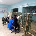 Акция #МЫВМЕСТЕ сотрудники плетут маскировочные сети для участников СВО