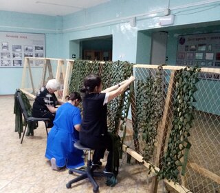 Акция #МЫВМЕСТЕ сотрудники плетут маскировочные сети для участников СВО