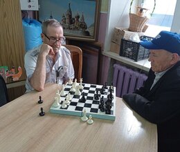 Польза игры в шашки и шахматы для людей старшего поколения