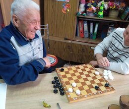 Польза игры в шашки и шахматы для людей старшего поколения