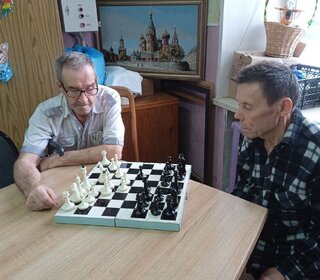 Польза игры в шашки и шахматы для людей старшего поколения