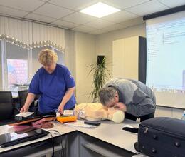 Обучение работников учреждения по оказанию первой помощи пострадавшим