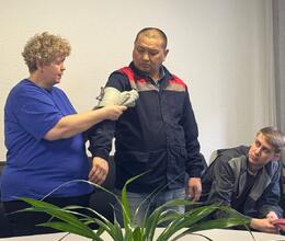 Обучение работников учреждения по оказанию первой помощи пострадавшим