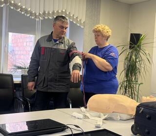 Обучение работников учреждения по оказанию первой помощи пострадавшим