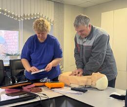 Обучение работников учреждения по оказанию первой помощи пострадавшим