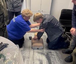 Обучение работников учреждения по оказанию первой помощи пострадавшим