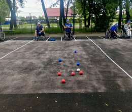 Игра в БОЧЧЕ на природе