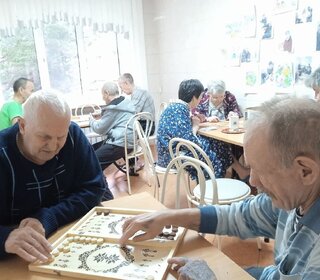 Игра в нарды  — увлекательное и полезное занятие