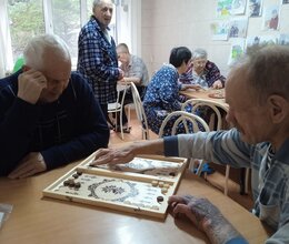 Игра в нарды  — увлекательное и полезное занятие