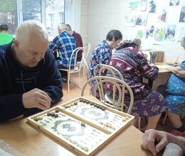 Игра в нарды  — увлекательное и полезное занятие