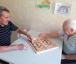 Игра в нарды  — увлекательное и полезное занятие