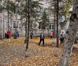 Осенняя уборка территории в пансионате ветеранов