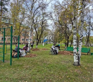 Осенняя уборка территории в пансионате ветеранов