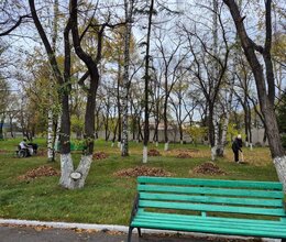 Осенняя уборка территории в пансионате ветеранов