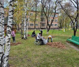 Осенняя уборка территории в пансионате ветеранов