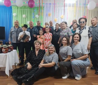 Весёлая и трогательная программа ко Дню пожилого человека в Саяногорском геронтологическом отделении