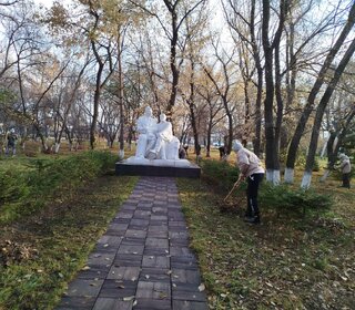 Продолжаем благоустройство территории в пансионате под ярким осенним солнцем