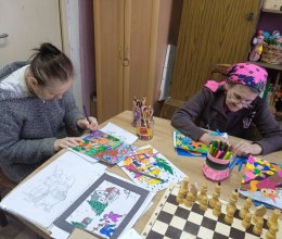 Веселая и вдохновляющая атмосфера в кабинете творчества