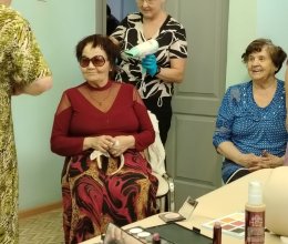 С праздником милых женщин!