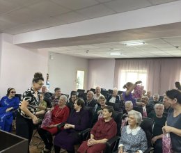 С праздником милых женщин!