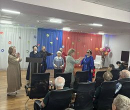 С праздником милых женщин!