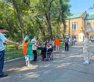 Прогулки и занятия на свежем воздухе — забота и поддержка наших пожилых людей