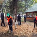 Осенний субботник с открытым сердцем: как ученики 17-й школы Абакана поздравили старшее поколение