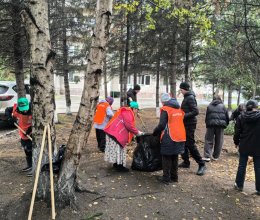 Осенний субботник с открытым сердцем: как ученики 17-й школы Абакана поздравили старшее поколение