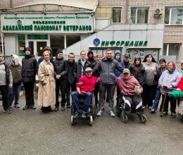 Осенний субботник с открытым сердцем: как ученики 17-й школы Абакана поздравили старшее поколение