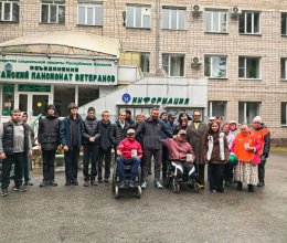 Осенний субботник с открытым сердцем: как ученики 17-й школы Абакана поздравили старшее поколение