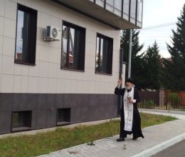 Освящение 3-го корпуса Абаканского пансионата ветеранов настоятелем Владимирского храма, отцом Георгием