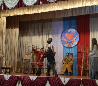 И вновь театр в гости к нам стучится…